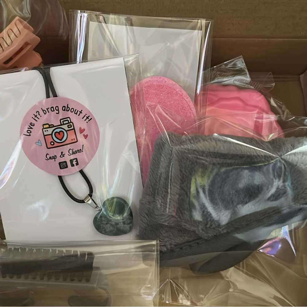 Self care kit
BabesLoveBoxes
 (6 items inside all new and packaged)